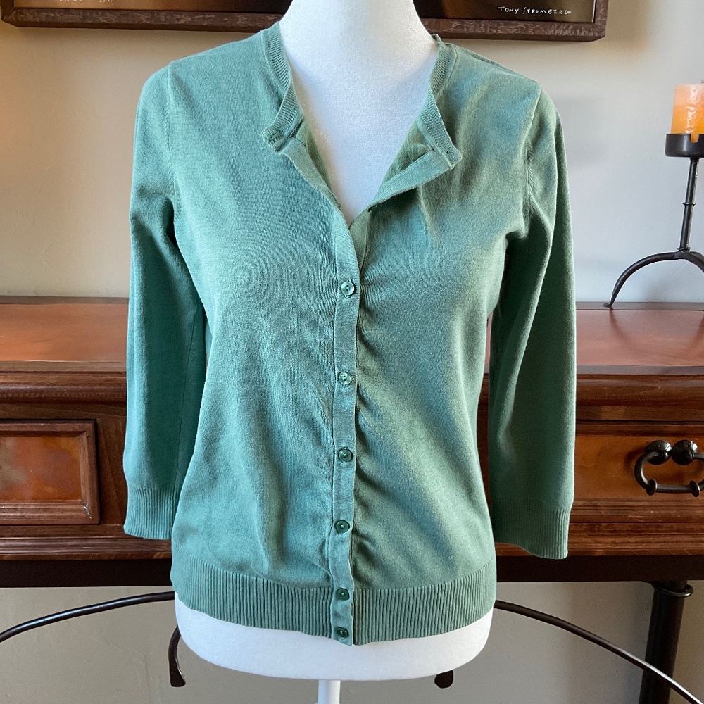 New York & Company Silk Blend, 3/4 sleeve, button front sweater. Green. Size S